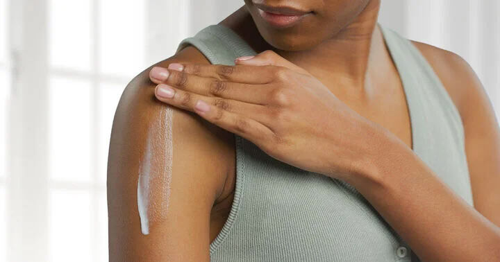 Kroppskrämen Cetaphil Moisturizing Cream ger intensiv återfuktning till torr hud.