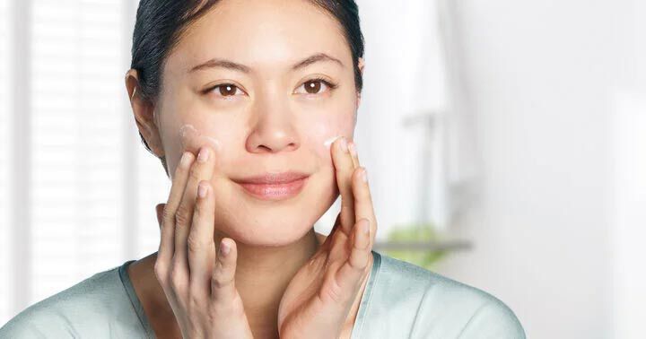 Kvinna applicerar glycerin på huden